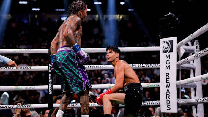 Garcia takes a knee after a body punch from Davis in Las Vegas on Apr 22, 2023. (Esther Lin/SHOWTIME)